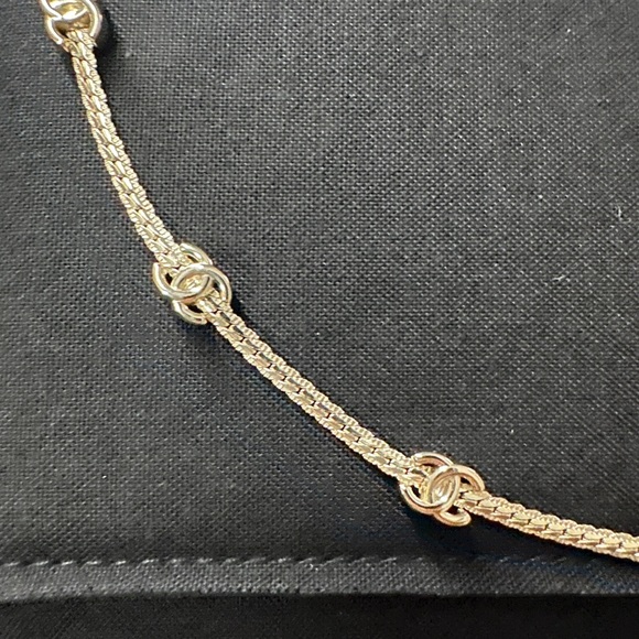 CHANEL 24B Mid Length Mini CC necklace in gold - Picture 2 of 5